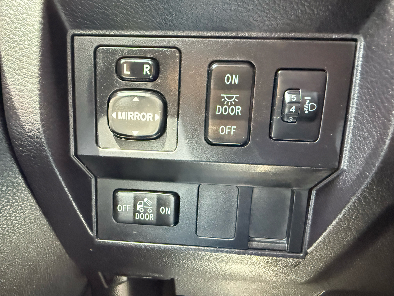 Toyota Tundra 4WD Truck Double Cab 5.7L FFV V8 6-Spd AT TRD Pro (Natl) 2016