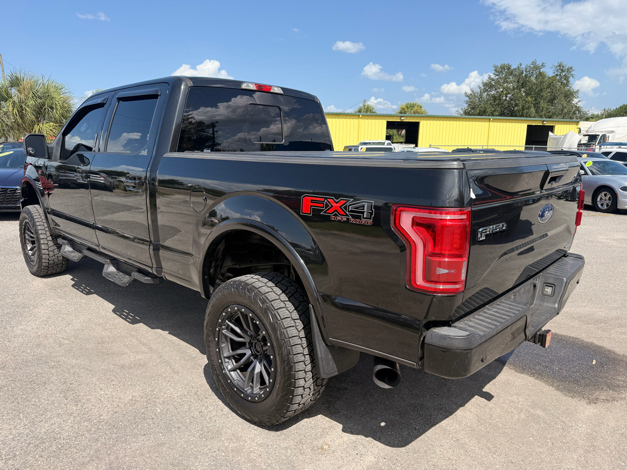Ford F-150 4WD SuperCrew 157" Lariat w/HD Payload Pkg 2015
