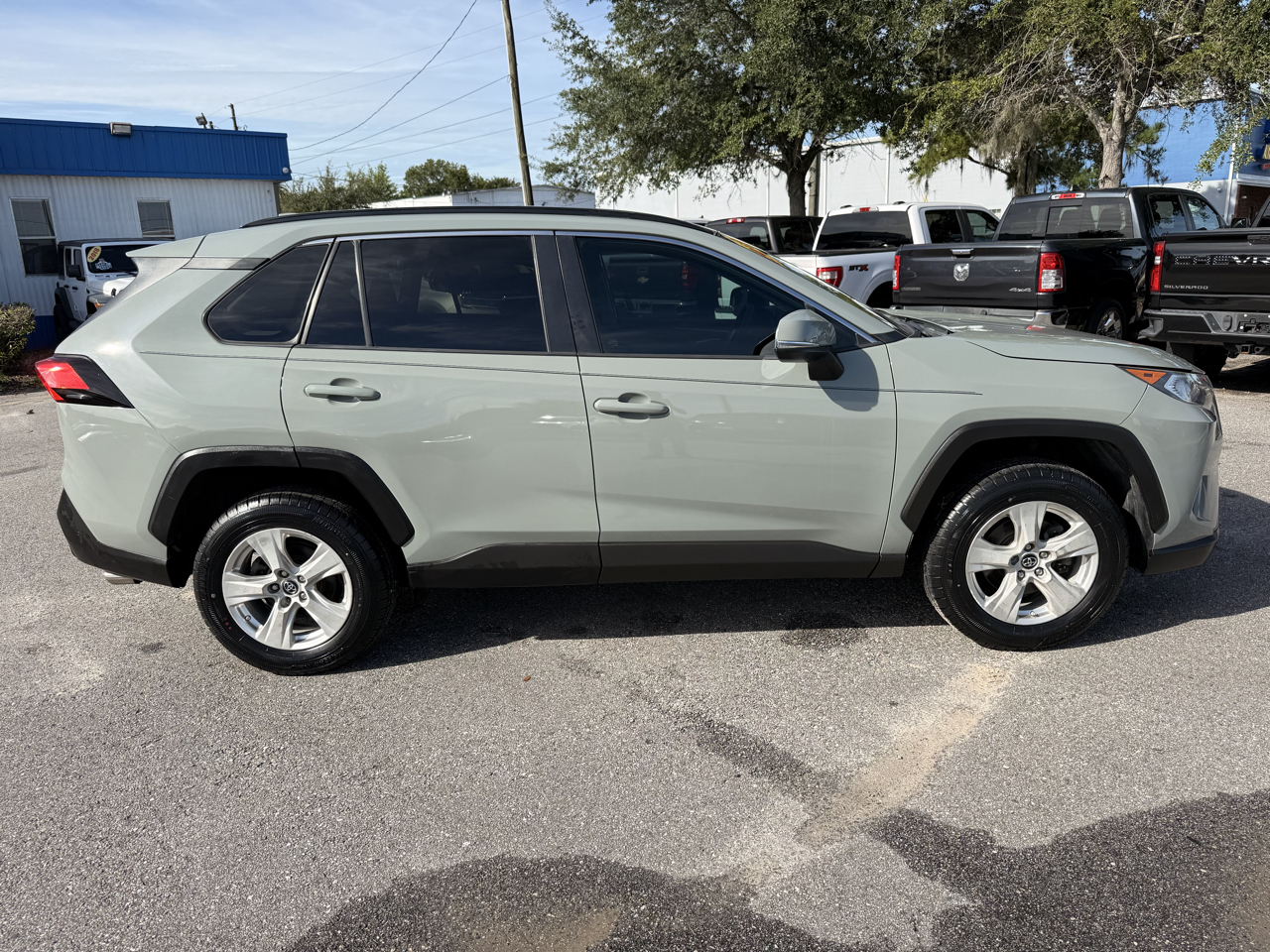 Toyota RAV4 XLE FWD (Natl) 2019