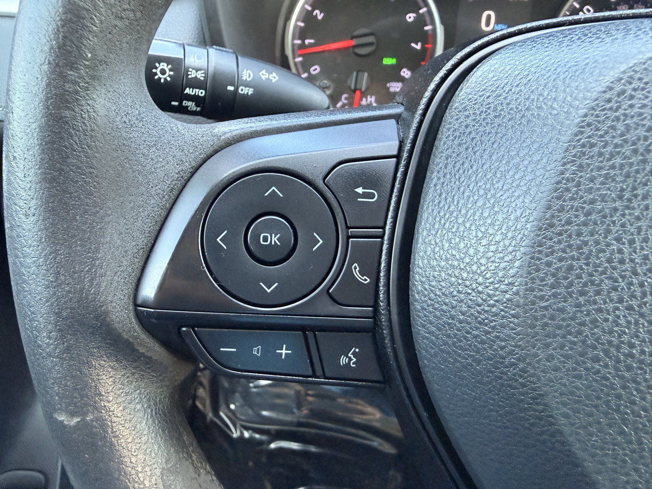 Toyota RAV4 XLE FWD (Natl) 2019
