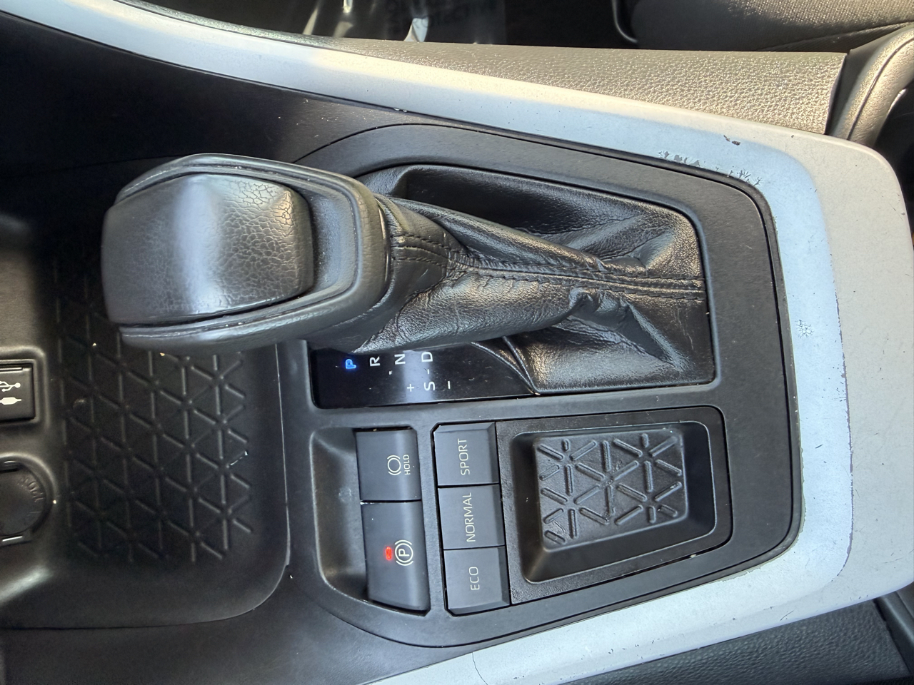 Toyota RAV4 XLE FWD (Natl) 2019