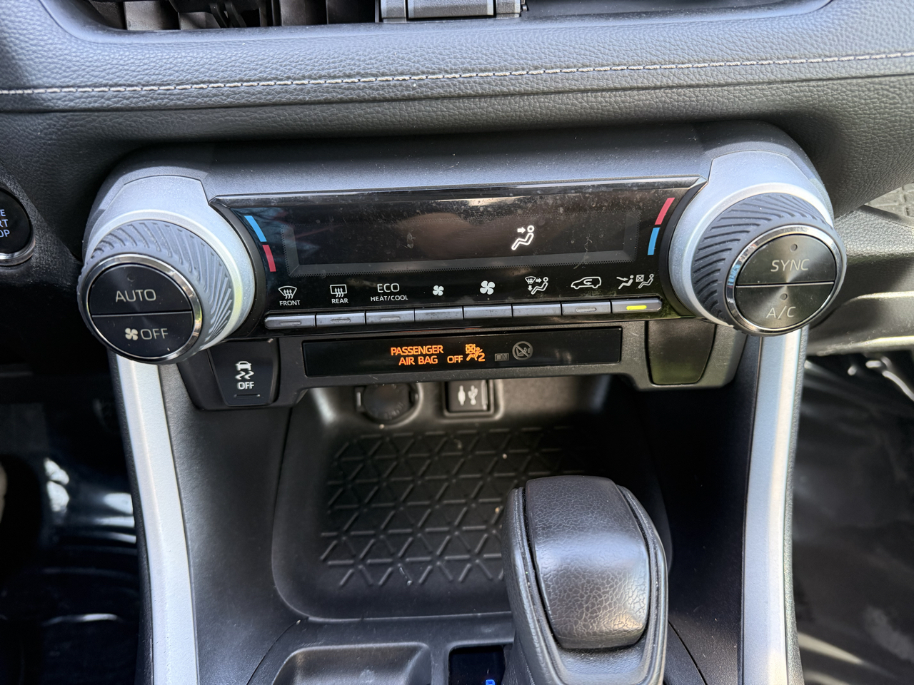Toyota RAV4 XLE FWD (Natl) 2019