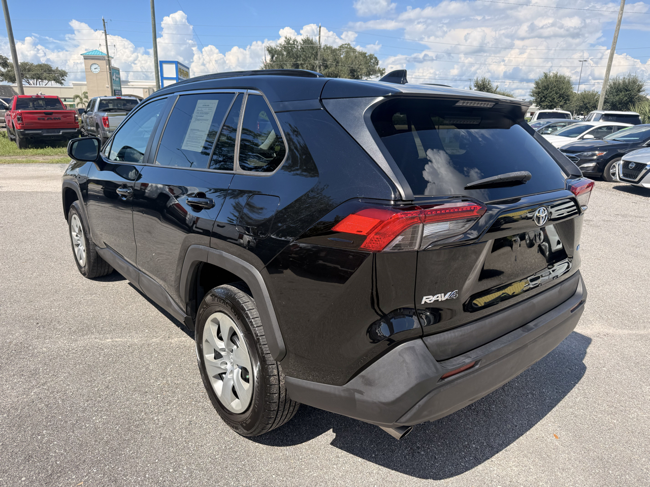Toyota RAV4 LE FWD (Natl) 2021
