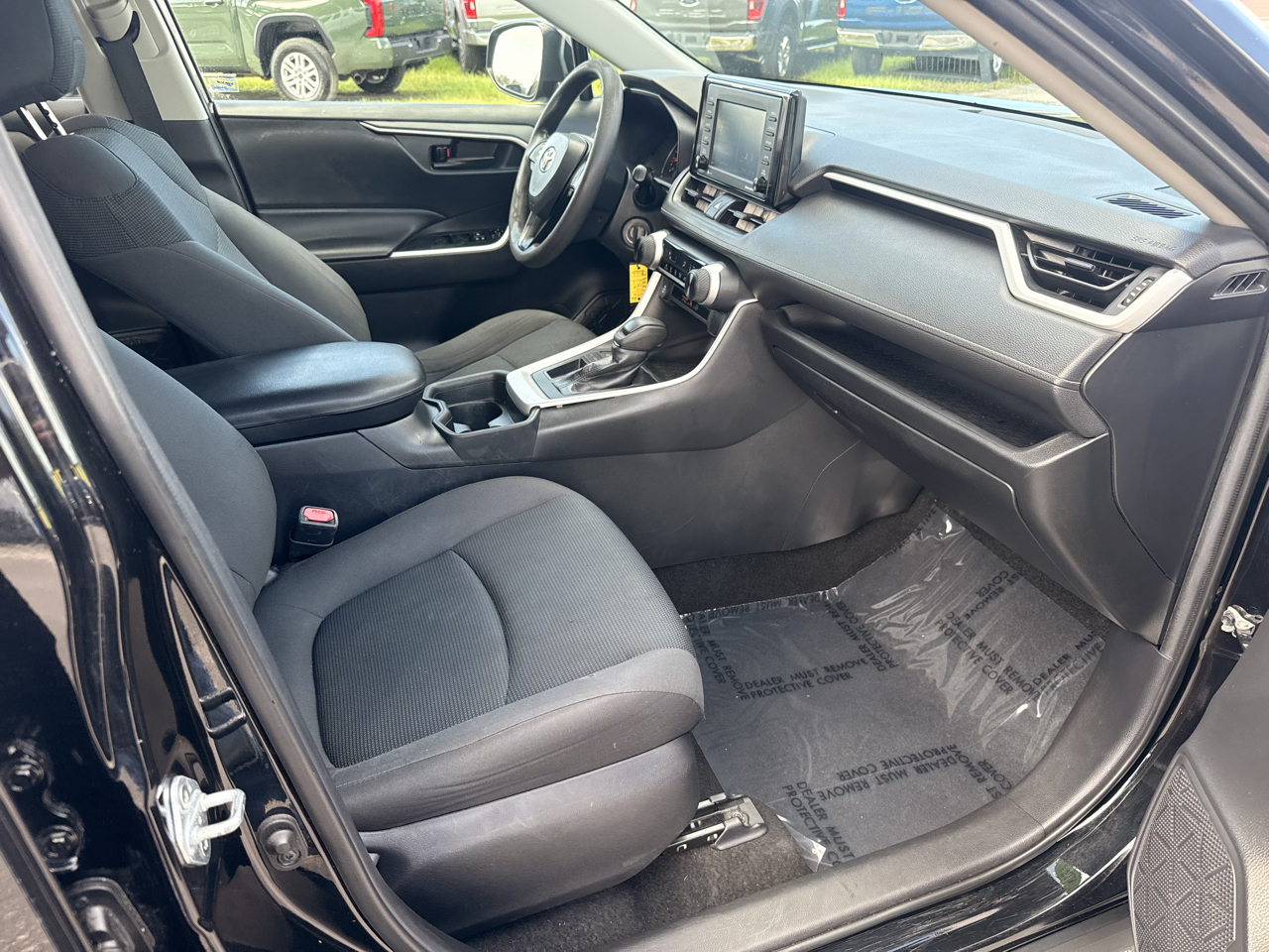 Toyota RAV4 LE FWD (Natl) 2021