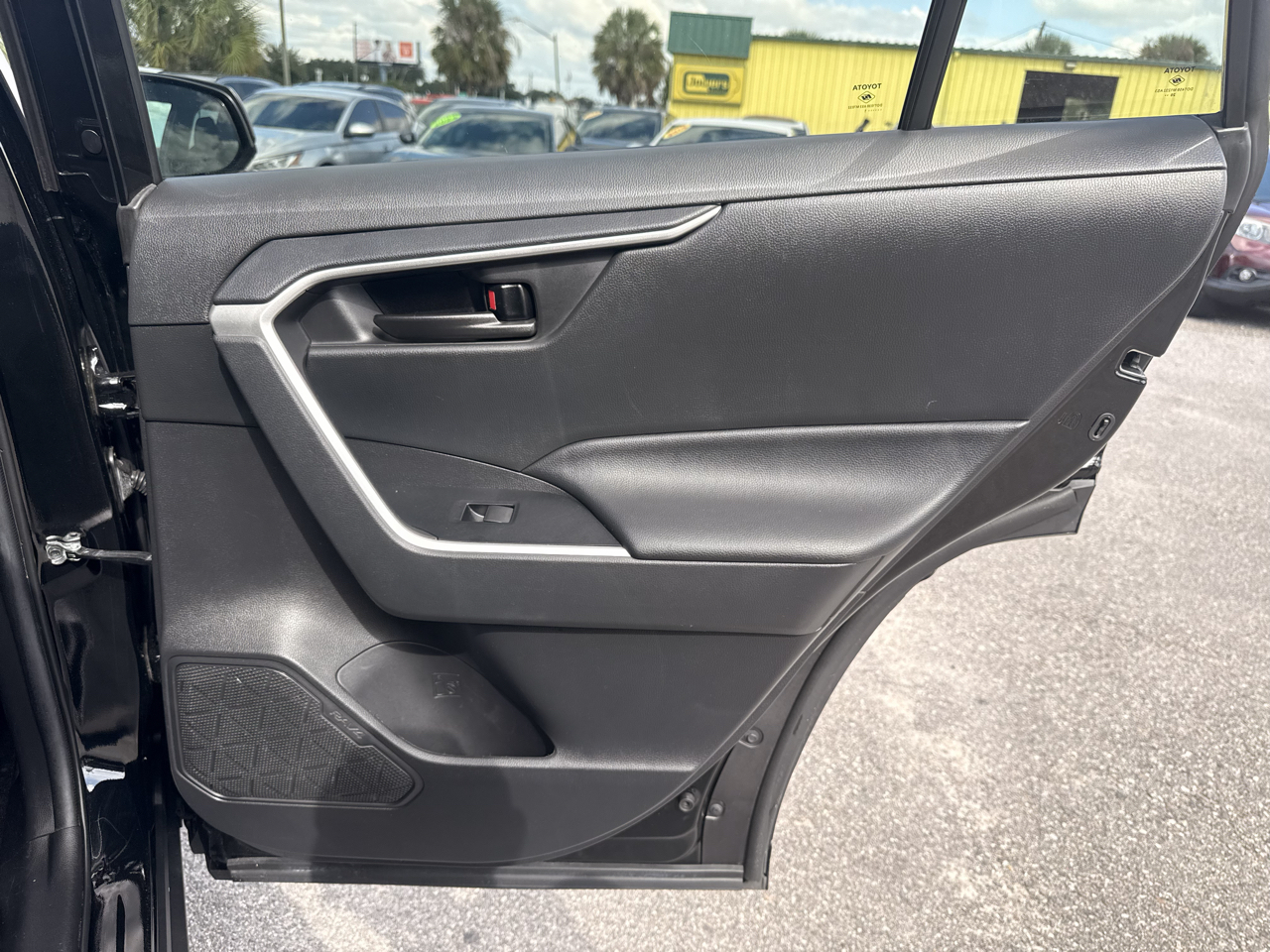 Toyota RAV4 LE FWD (Natl) 2021