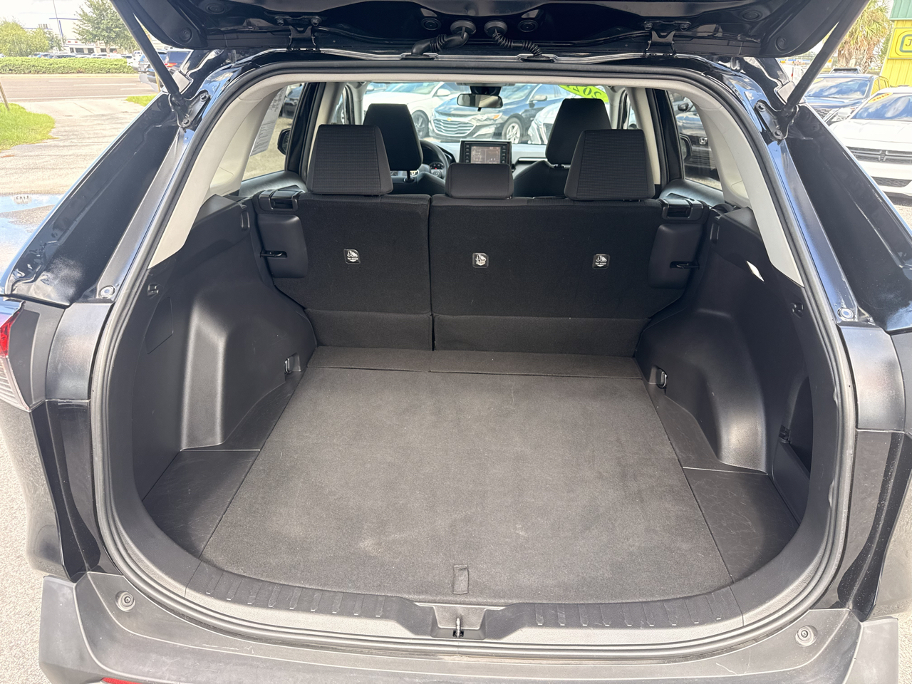 Toyota RAV4 LE FWD (Natl) 2021