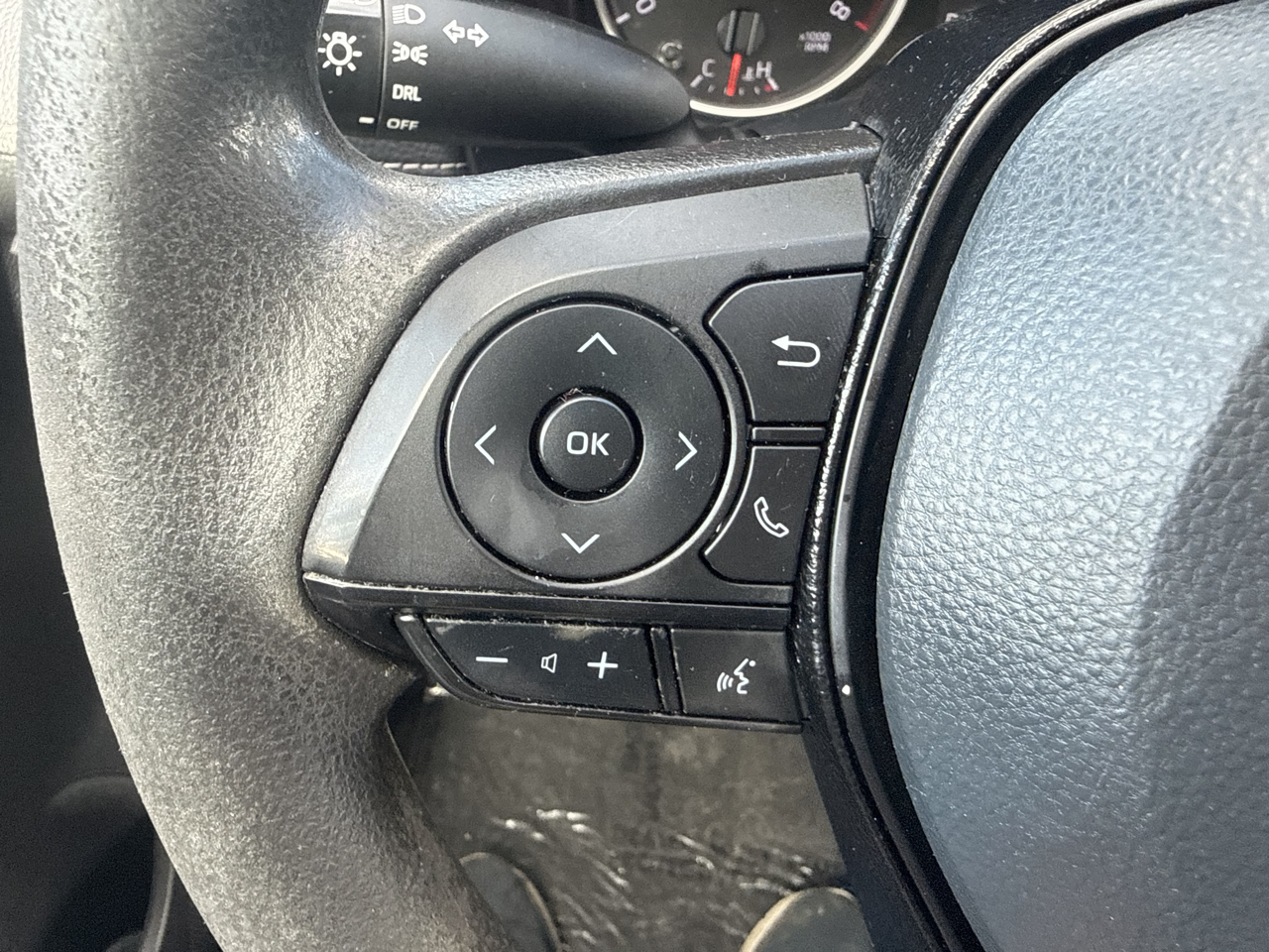 Toyota RAV4 LE FWD (Natl) 2021