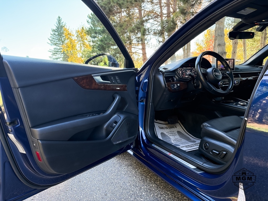 Audi A4 2.0T Prestige quattro Sedan 2017 Audi A4 2.0T Prestige quattro Sedan 2017