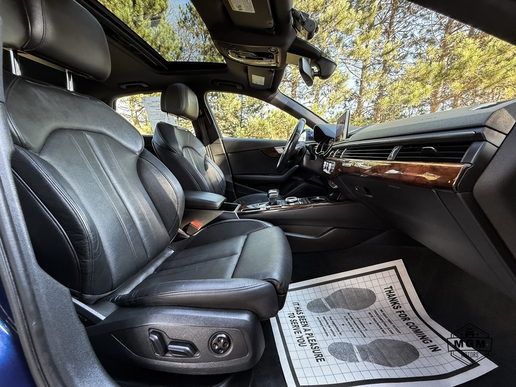 Audi A4 2.0T Prestige quattro Sedan 2017 Audi A4 2.0T Prestige quattro Sedan 2017