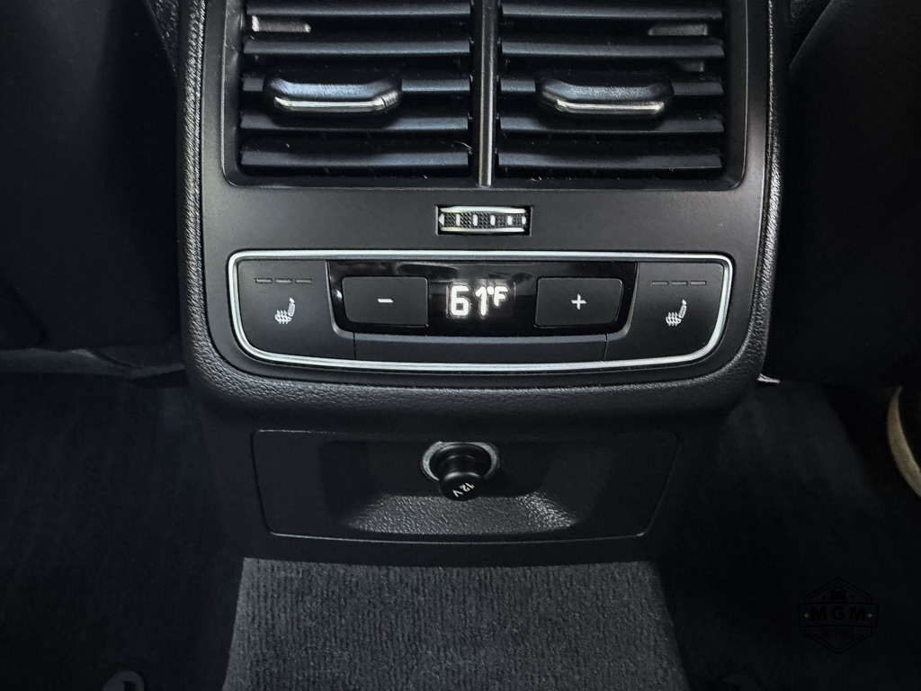 Audi A4 2.0T Prestige quattro Sedan 2017 Audi A4 2.0T Prestige quattro Sedan 2017