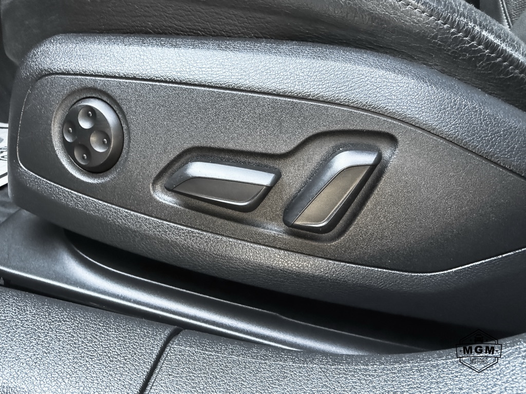 Audi A4 2.0T Prestige quattro Sedan 2017 Audi A4 2.0T Prestige quattro Sedan 2017