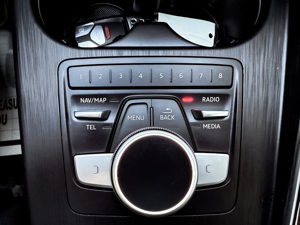 Audi A4 2.0T Prestige quattro Sedan 2017 Audi A4 2.0T Prestige quattro Sedan 2017