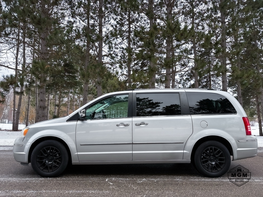2008 Chrysler Town & Country Base's photo