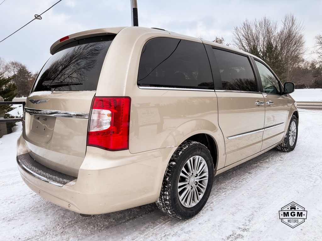 Chrysler Town & Country Touring-L 2013