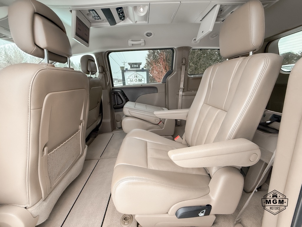 Chrysler Town & Country Touring-L 2013