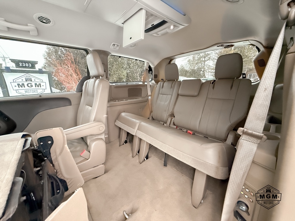 Chrysler Town & Country Touring-L 2013