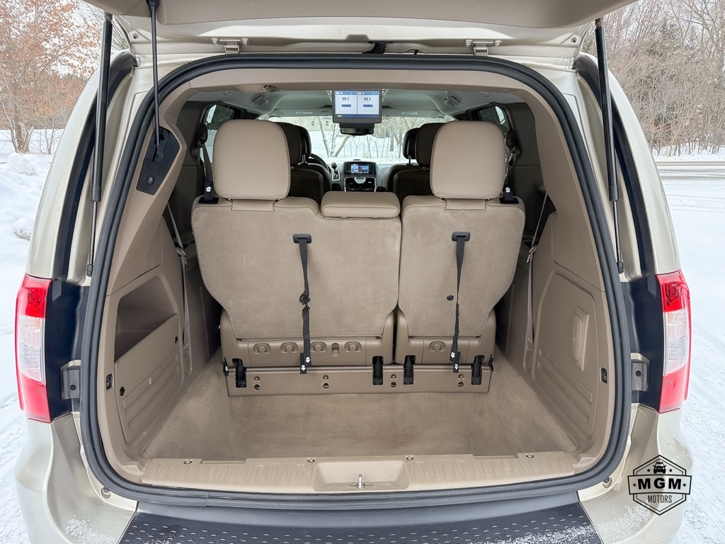 Chrysler Town & Country Touring-L 2013