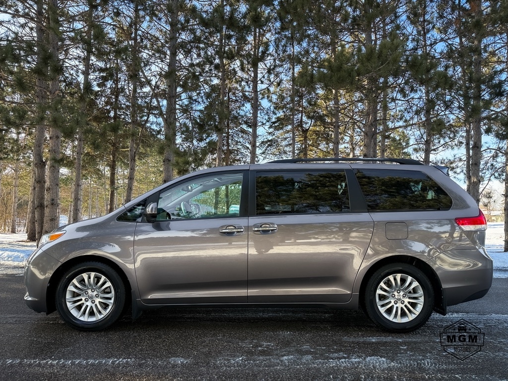 2012 Toyota Sienna XLE's photo