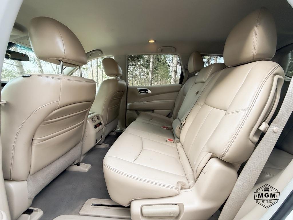 Nissan Pathfinder SV 4WD 2013