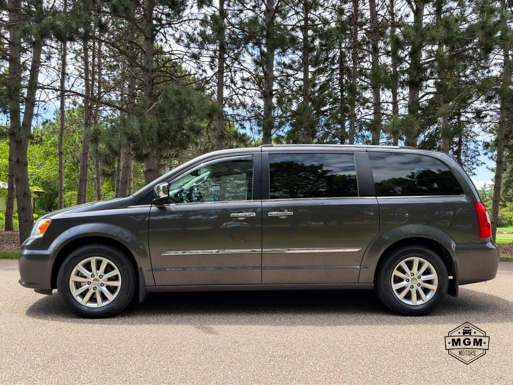 2016 Chrysler Town & Country Limited Platinum's photo