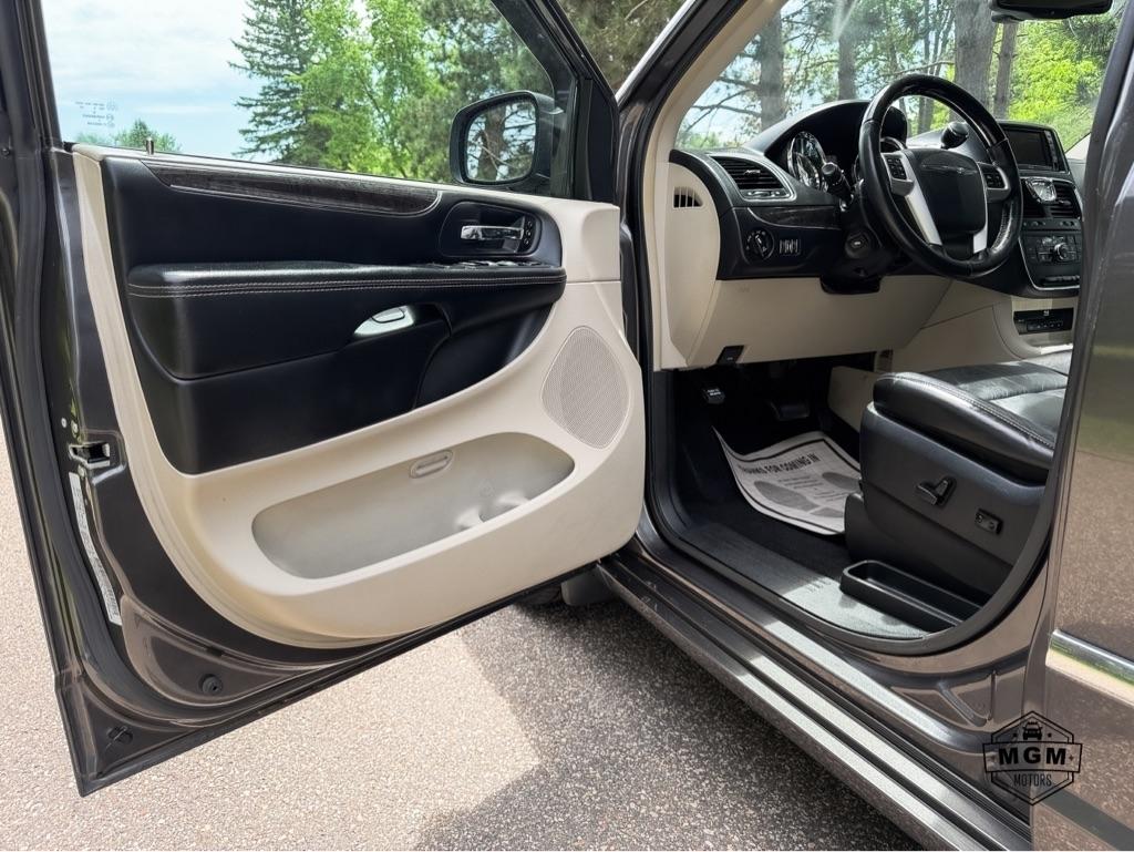 Chrysler Town & Country Limited Platinum 2016