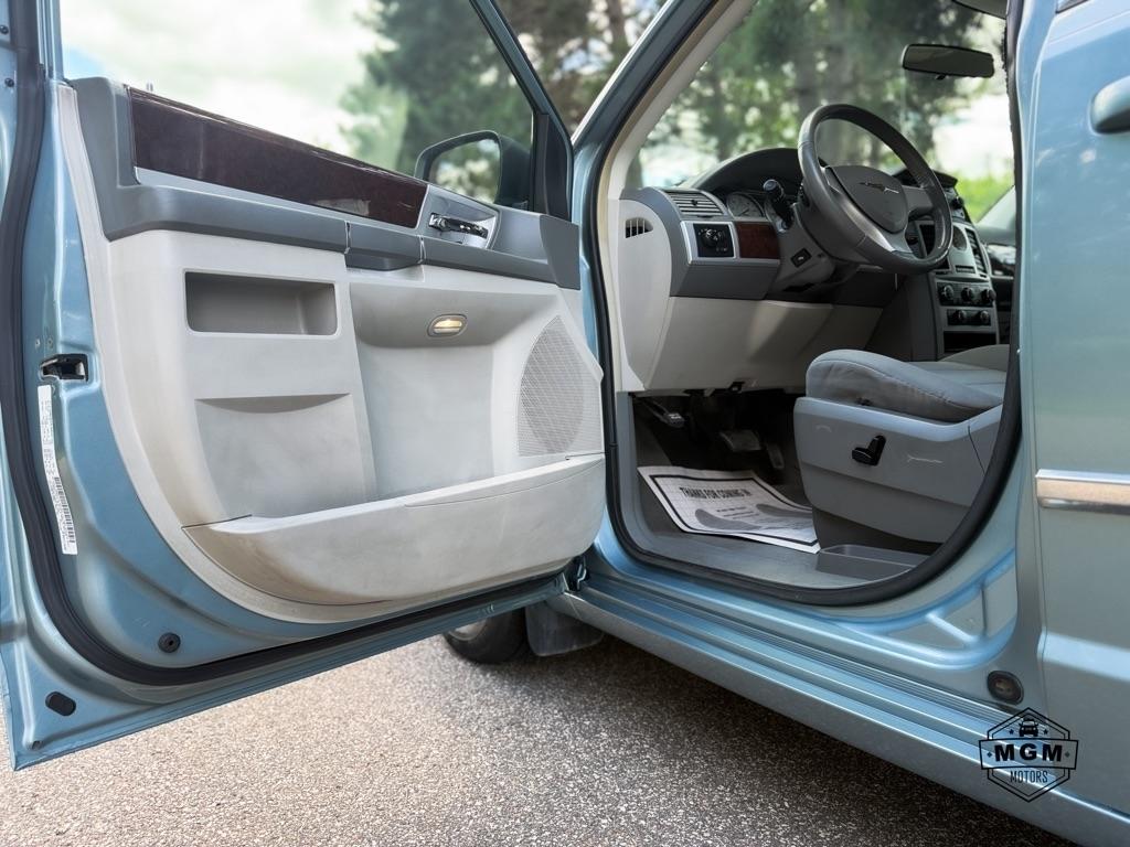 Chrysler Town & Country Touring 2010