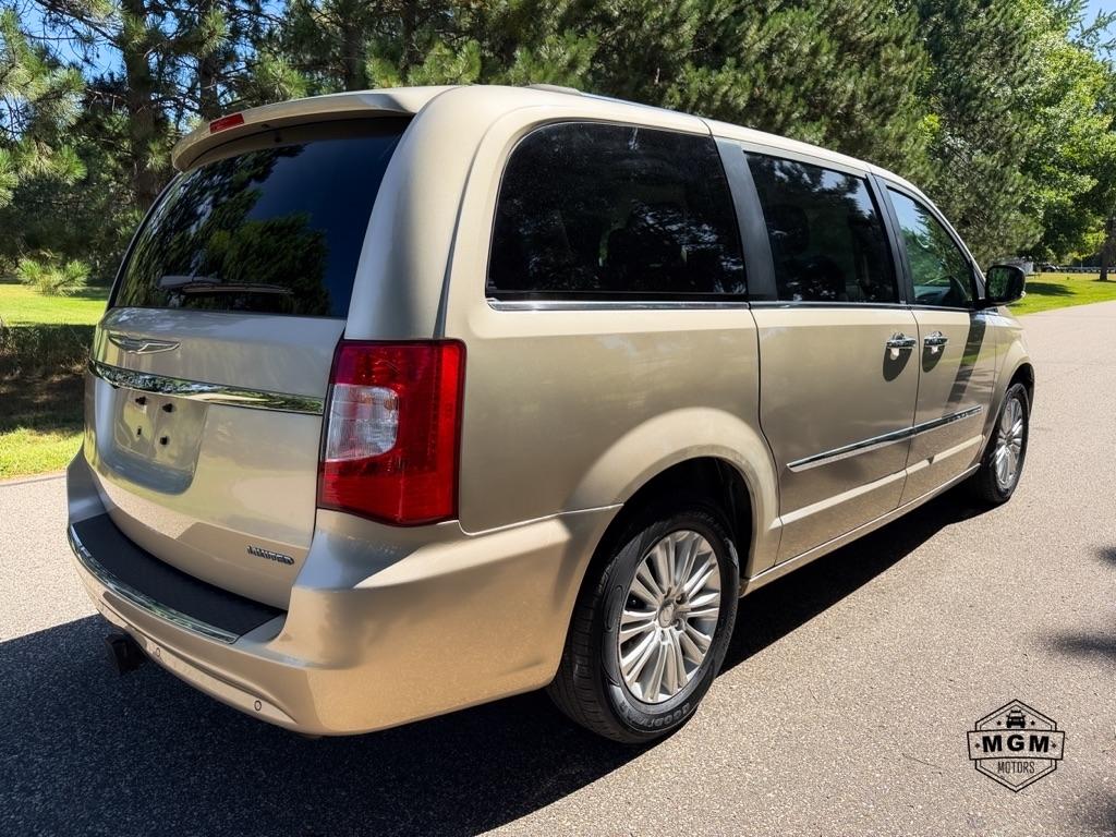 Chrysler Town & Country Limited 2012