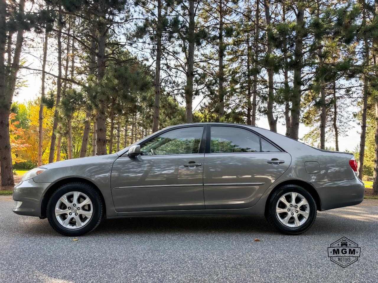 Toyota Camry photo 2