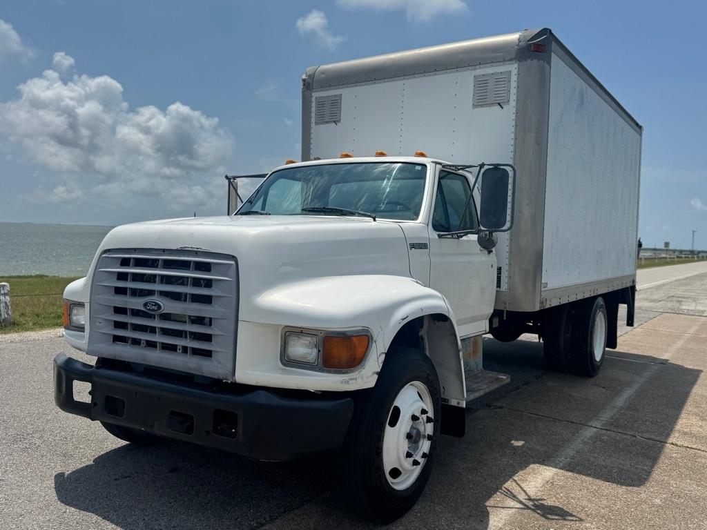 1998 Ford F700 BOX TRUCK W LIFT GATE