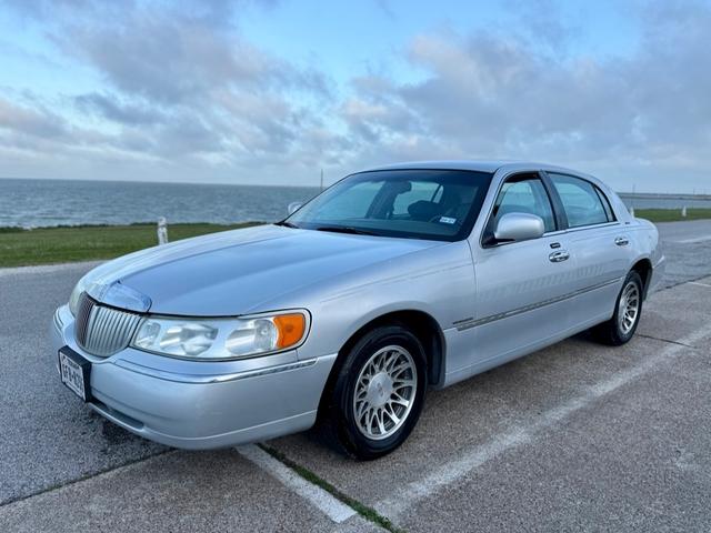Silver 2002 Lincoln Town Car Signature Sedan Rear-Wheel Drive Automatic