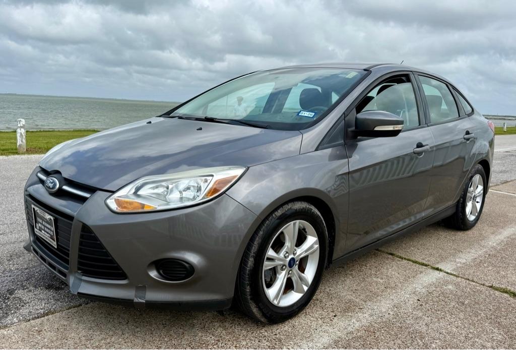 Gray 2014 Ford Focus SE Sedan Front-Wheel Drive Automatic