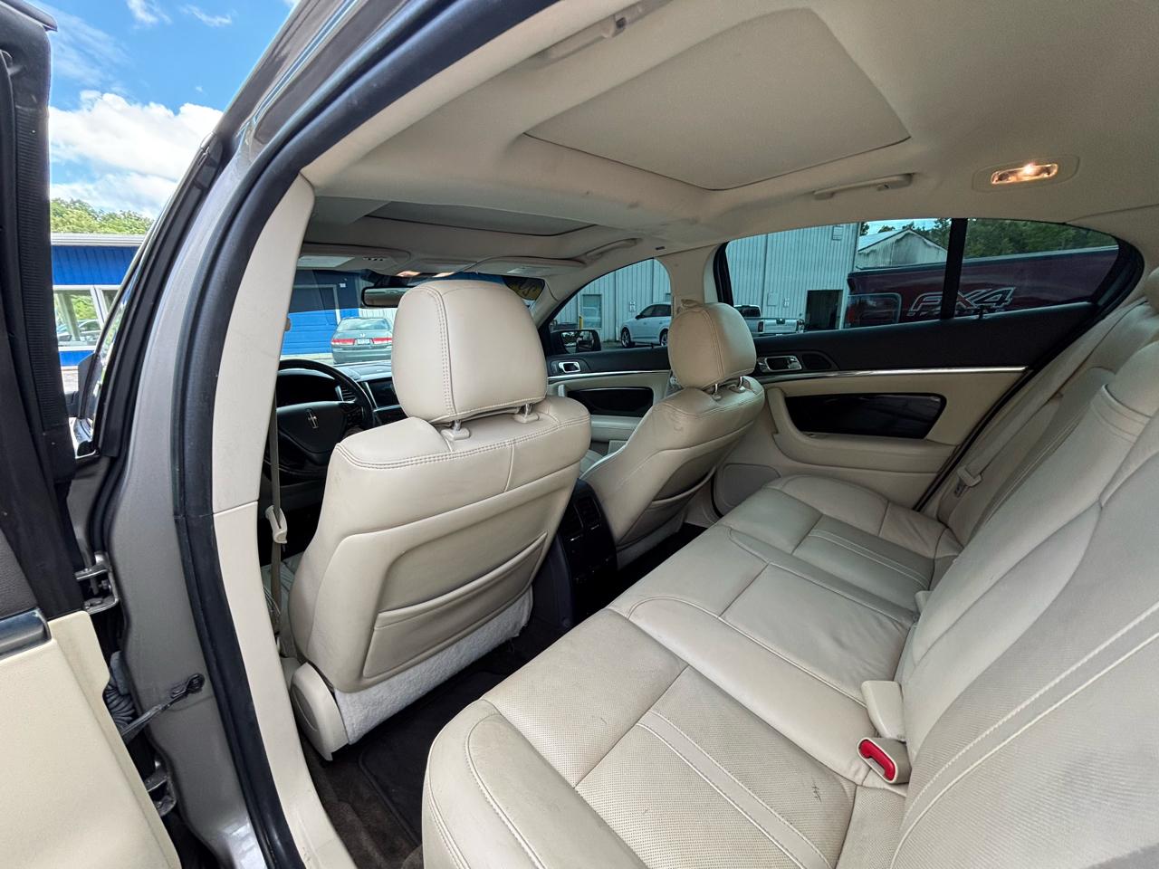 Lincoln MKS 4dr Sdn 3.7L AWD 2015