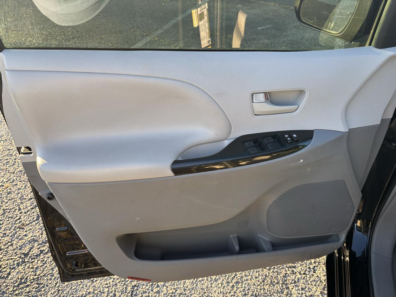 Toyota Sienna 5dr 8-Pass Van V6 LE FWD (Natl) 2014