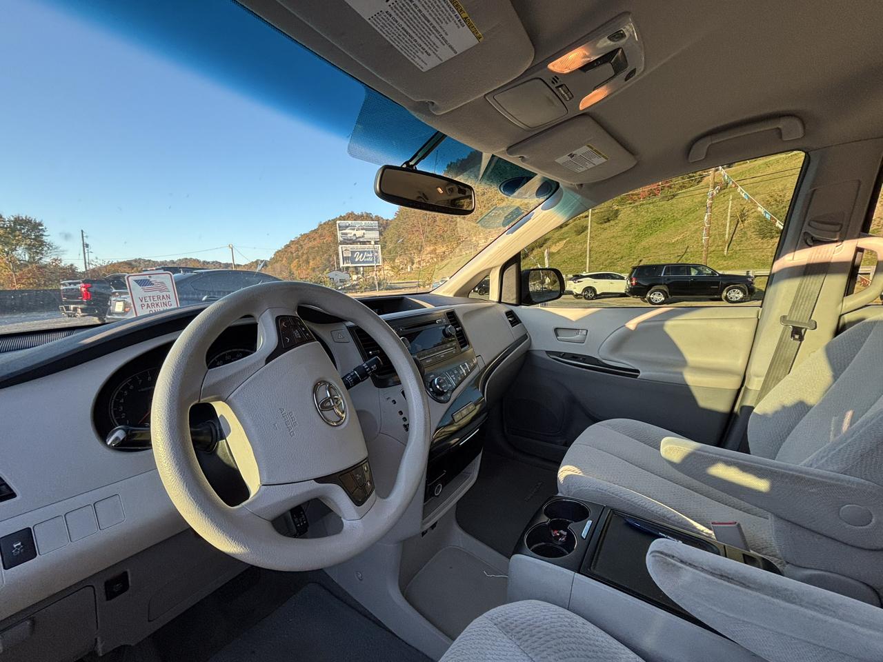 Toyota Sienna 5dr 8-Pass Van V6 LE FWD (Natl) 2014