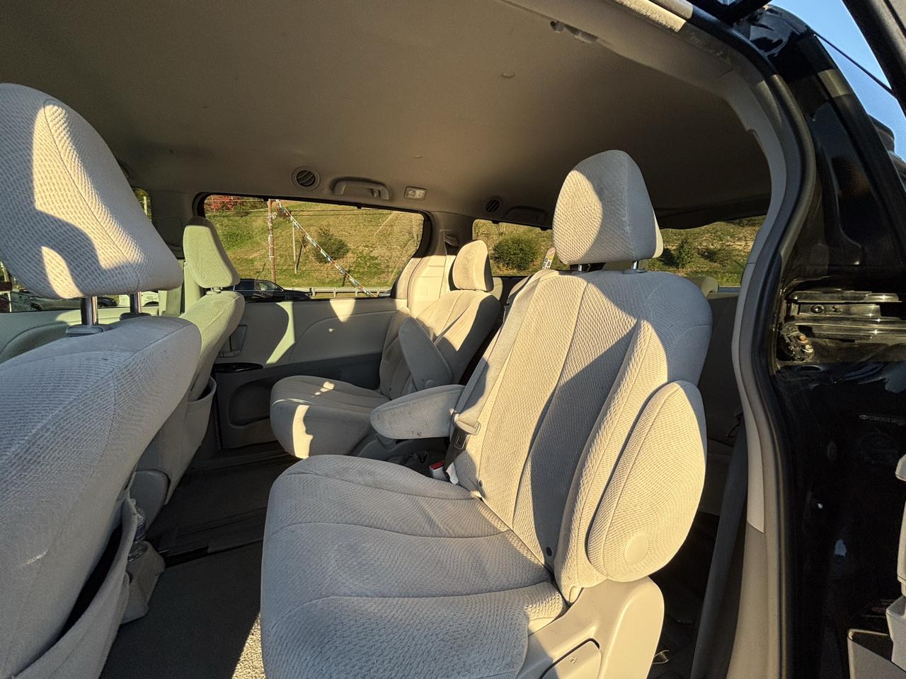 Toyota Sienna 5dr 8-Pass Van V6 LE FWD (Natl) 2014