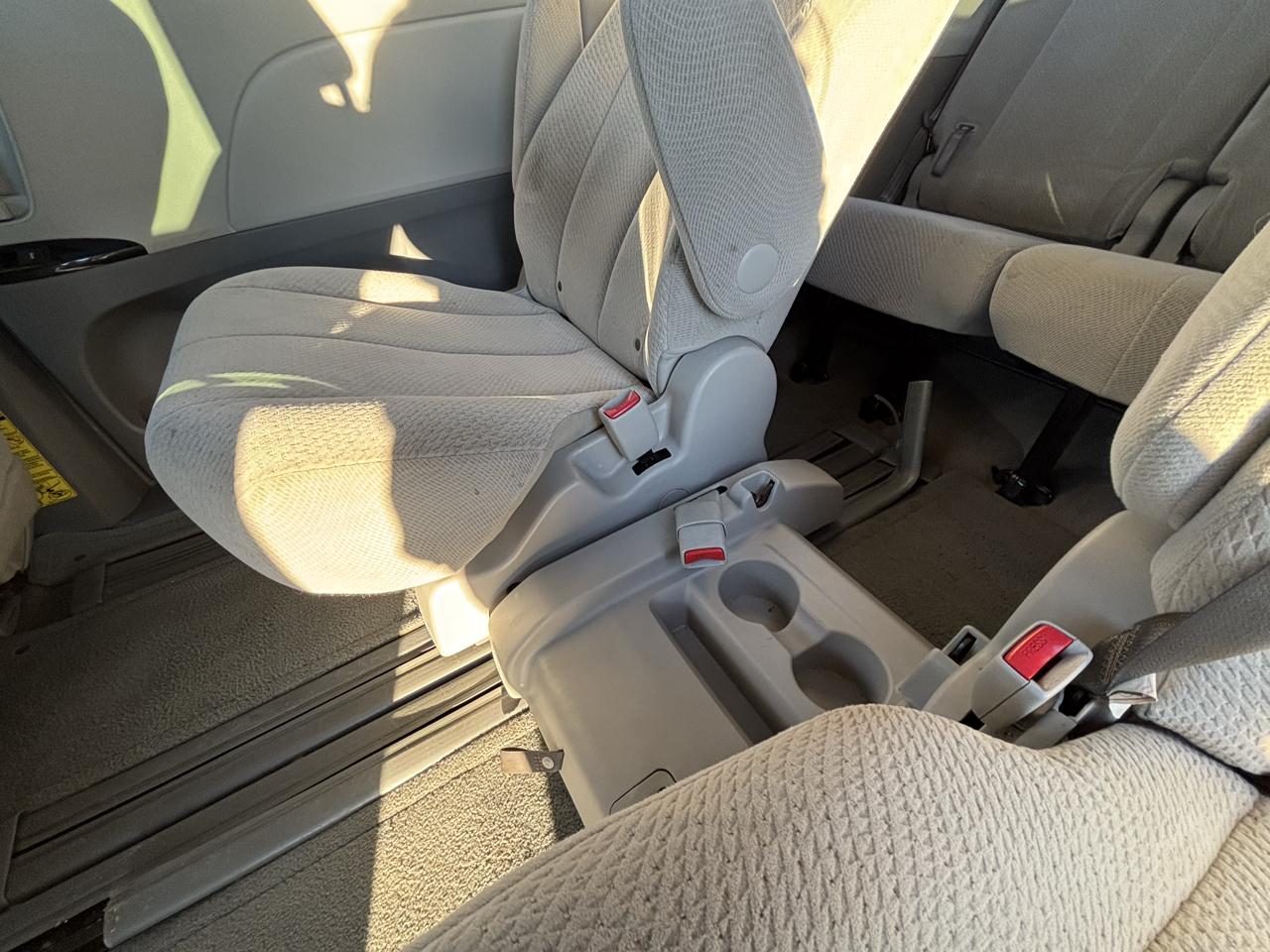 Toyota Sienna 5dr 8-Pass Van V6 LE FWD (Natl) 2014