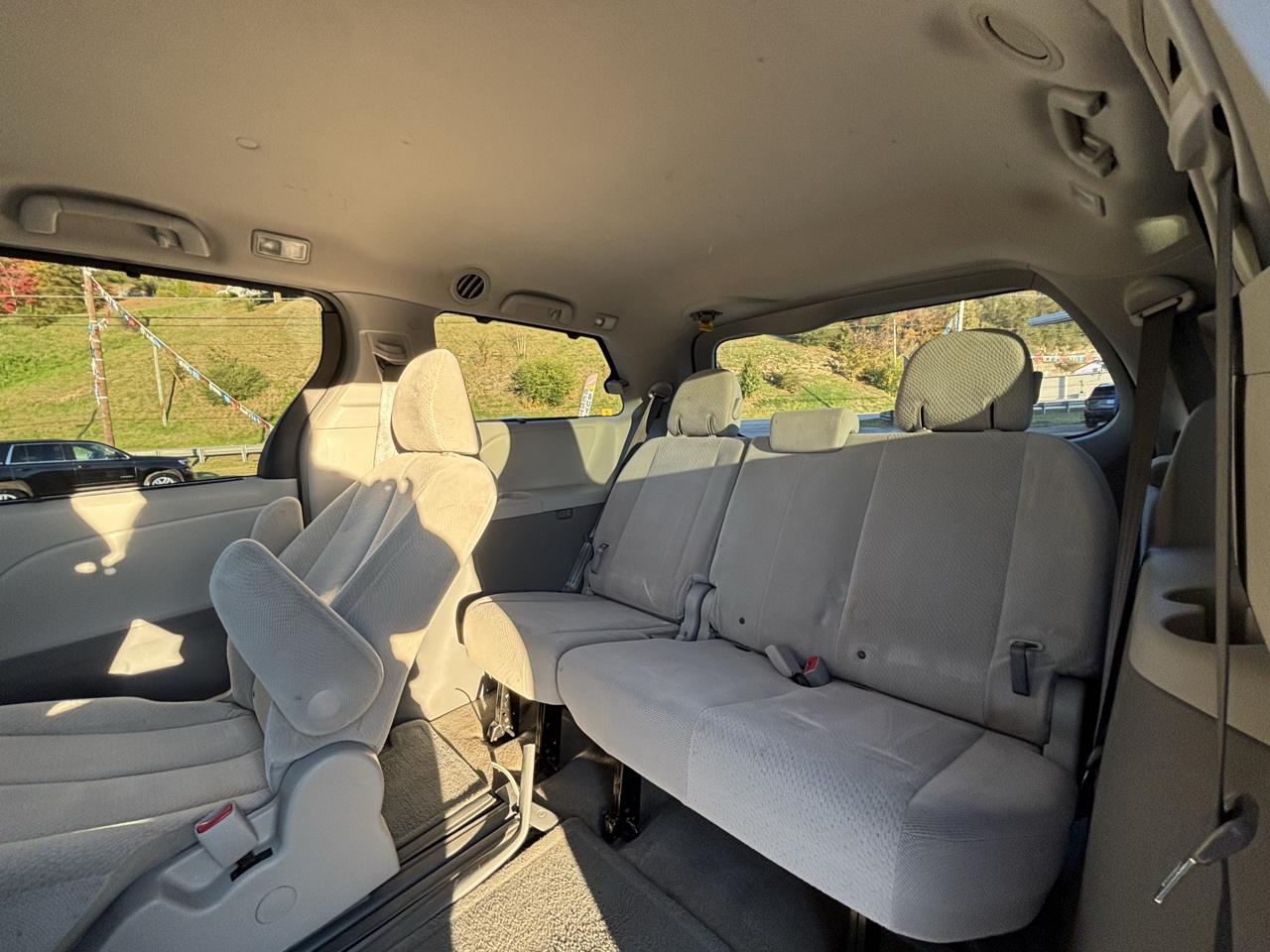 Toyota Sienna 5dr 8-Pass Van V6 LE FWD (Natl) 2014