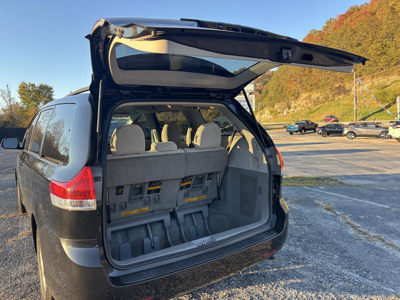 Toyota Sienna 5dr 8-Pass Van V6 LE FWD (Natl) 2014