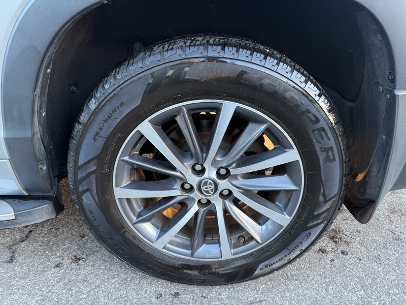 Toyota Highlander XLE 4D SUV FWD 2017