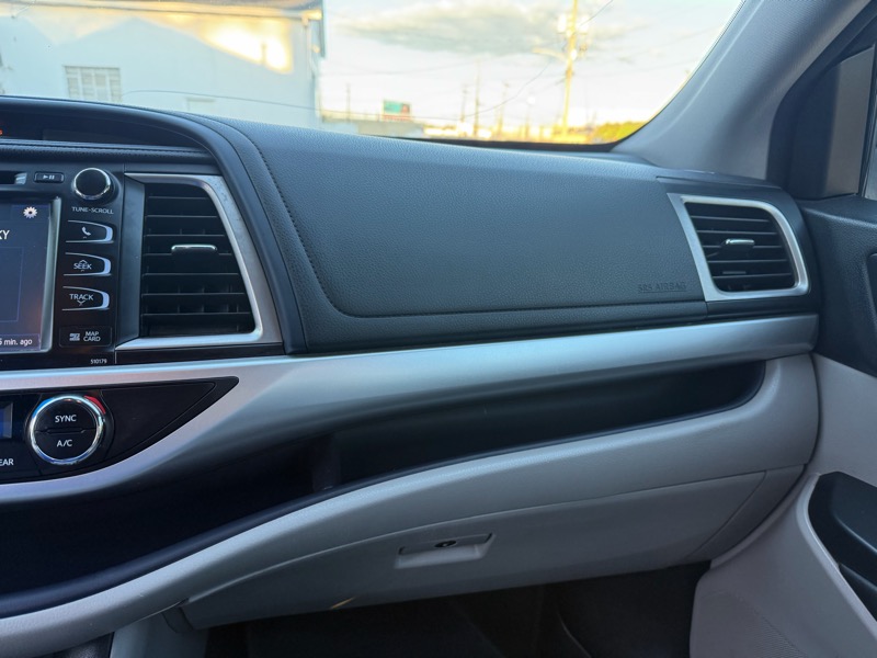 Toyota Highlander XLE 4D SUV FWD 2017