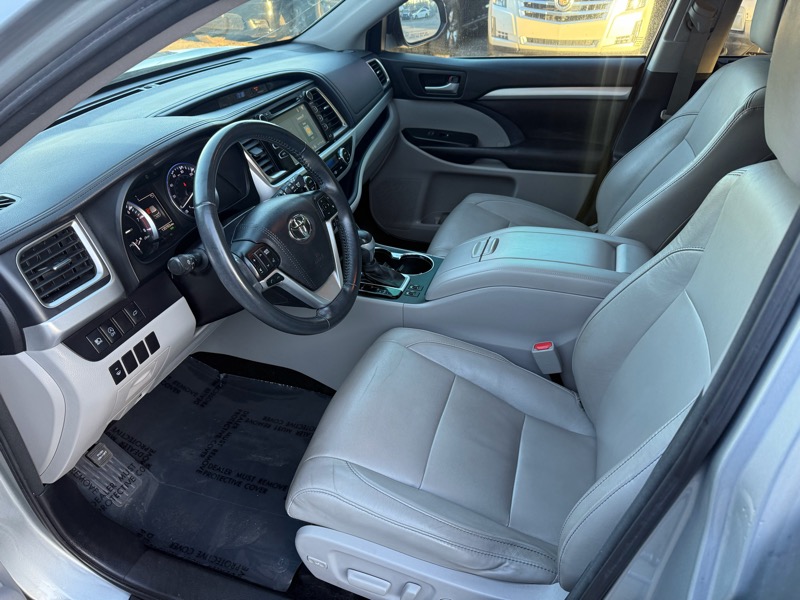 Toyota Highlander XLE 4D SUV FWD 2017