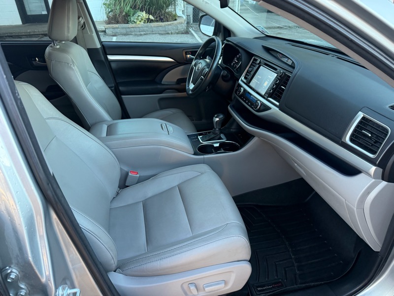 Toyota Highlander XLE 4D SUV FWD 2017