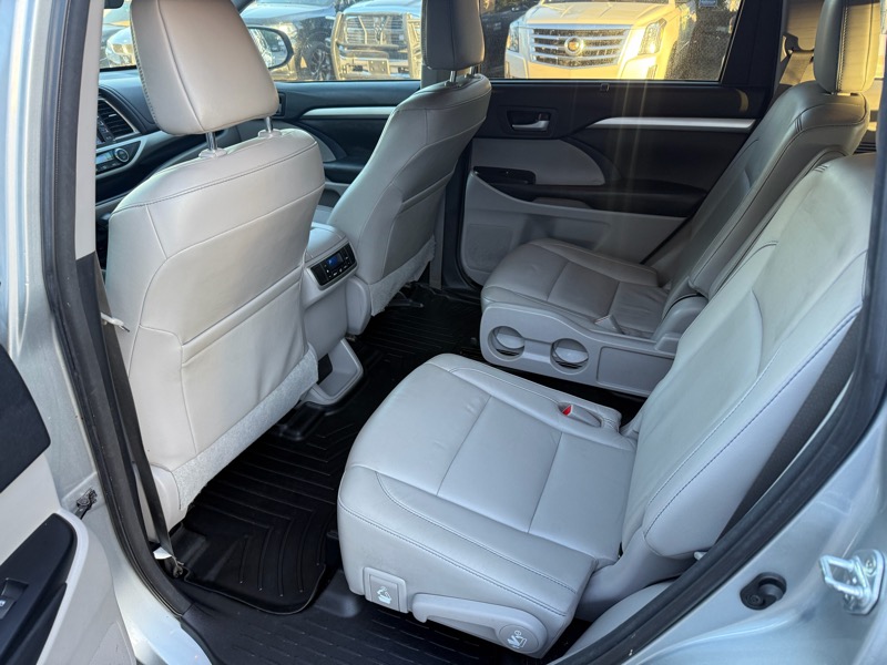 Toyota Highlander XLE 4D SUV FWD 2017