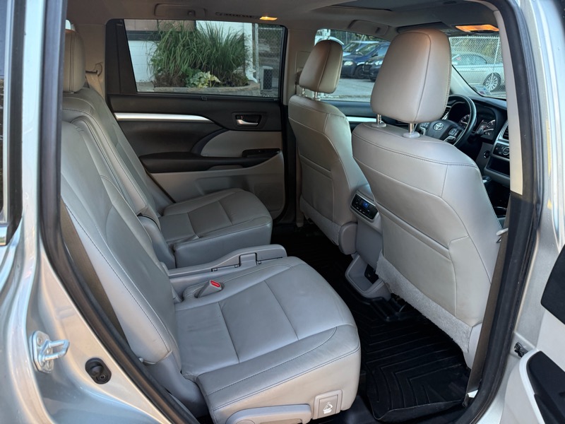 Toyota Highlander XLE 4D SUV FWD 2017