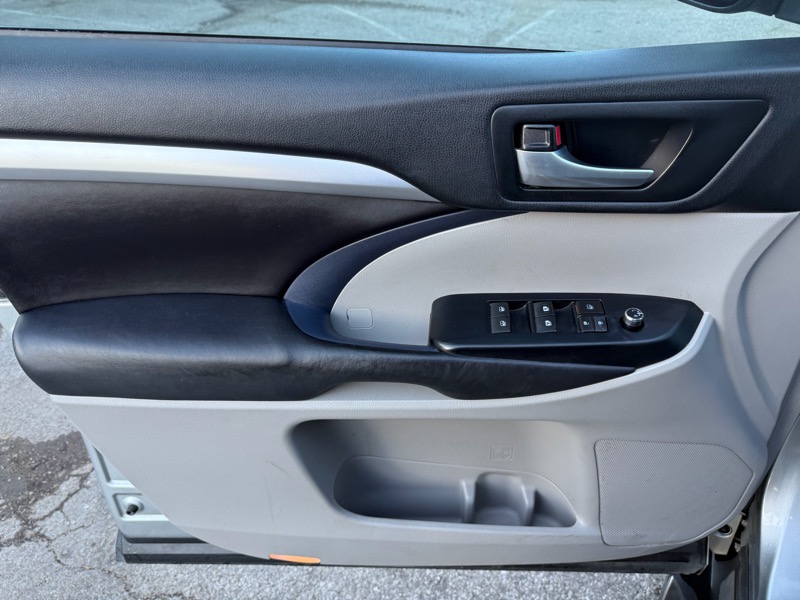 Toyota Highlander XLE 4D SUV FWD 2017