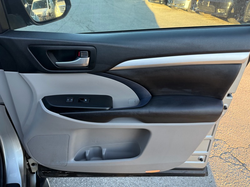 Toyota Highlander XLE 4D SUV FWD 2017