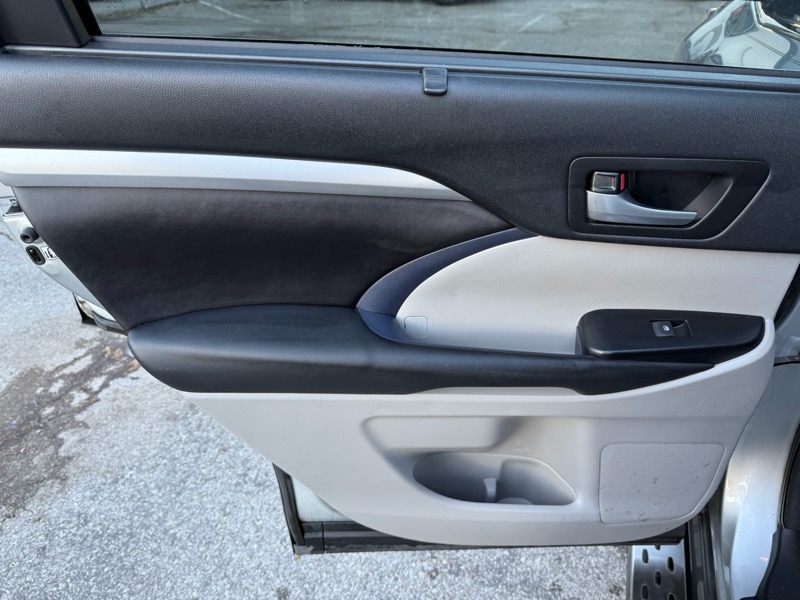 Toyota Highlander XLE 4D SUV FWD 2017