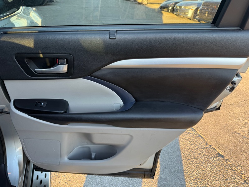 Toyota Highlander XLE 4D SUV FWD 2017