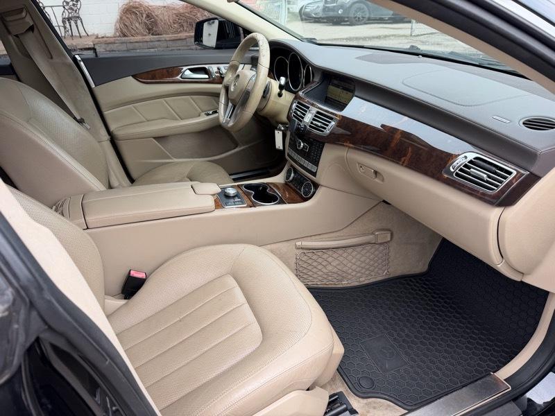 Mercedes-Benz CLS-Class CLS550 4MATIC 2012