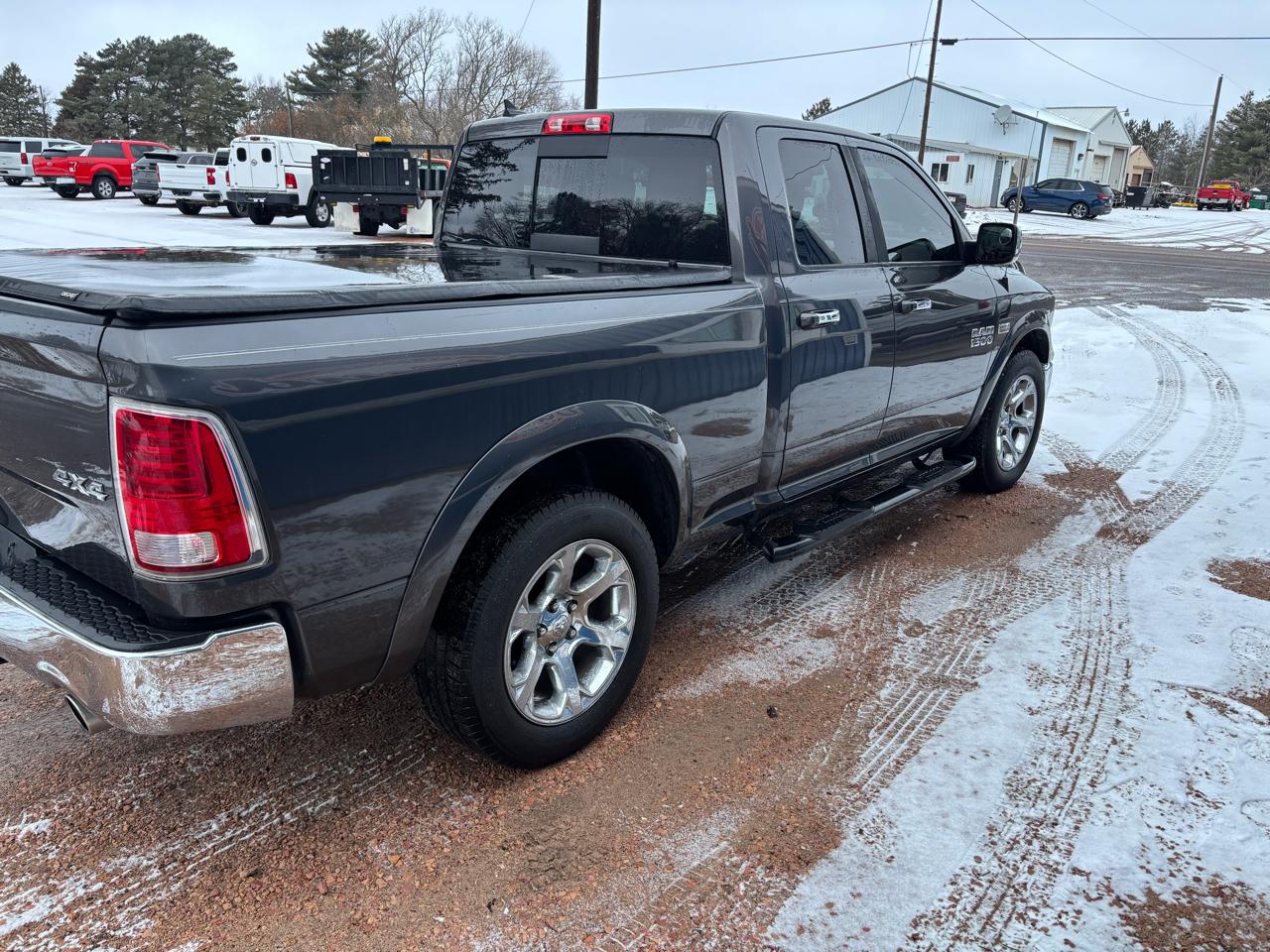 RAM 1500 Laramie 4x4 Quad Cab 6'4" Box 2017